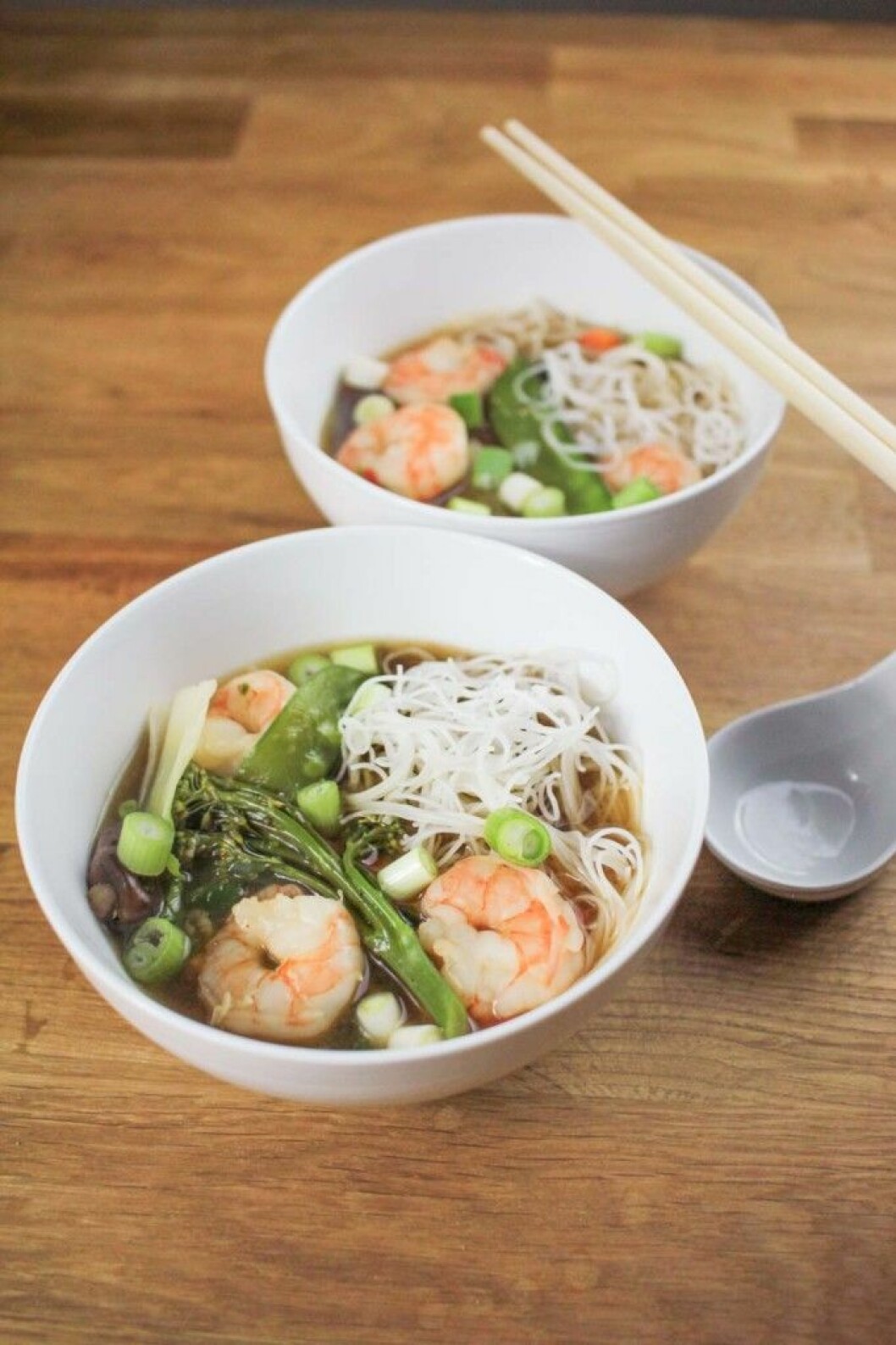 Ramen med räkor och sockerärtor. Bild och recept: <a href="http://www.globescoffers.com/recipe/prawn-and-vegetable-ramen/#gs.null" target="_blank" rel="noopener">www.globescoffers.com</a> Ramen med räkor och sockerärtor.