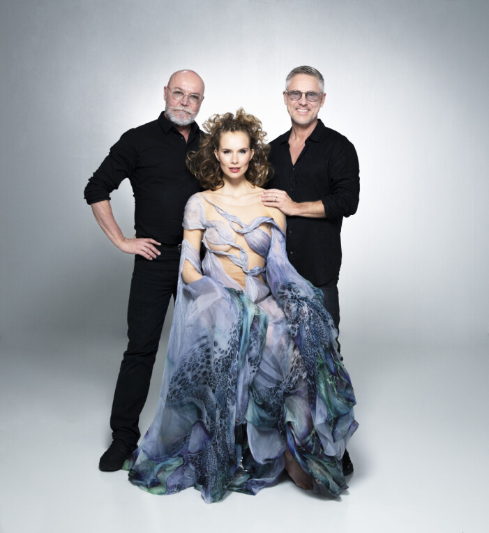 Peter Hägelstam och Johan Hellström från Axèn i modell med Iris van Herpens konstverk till klänning.