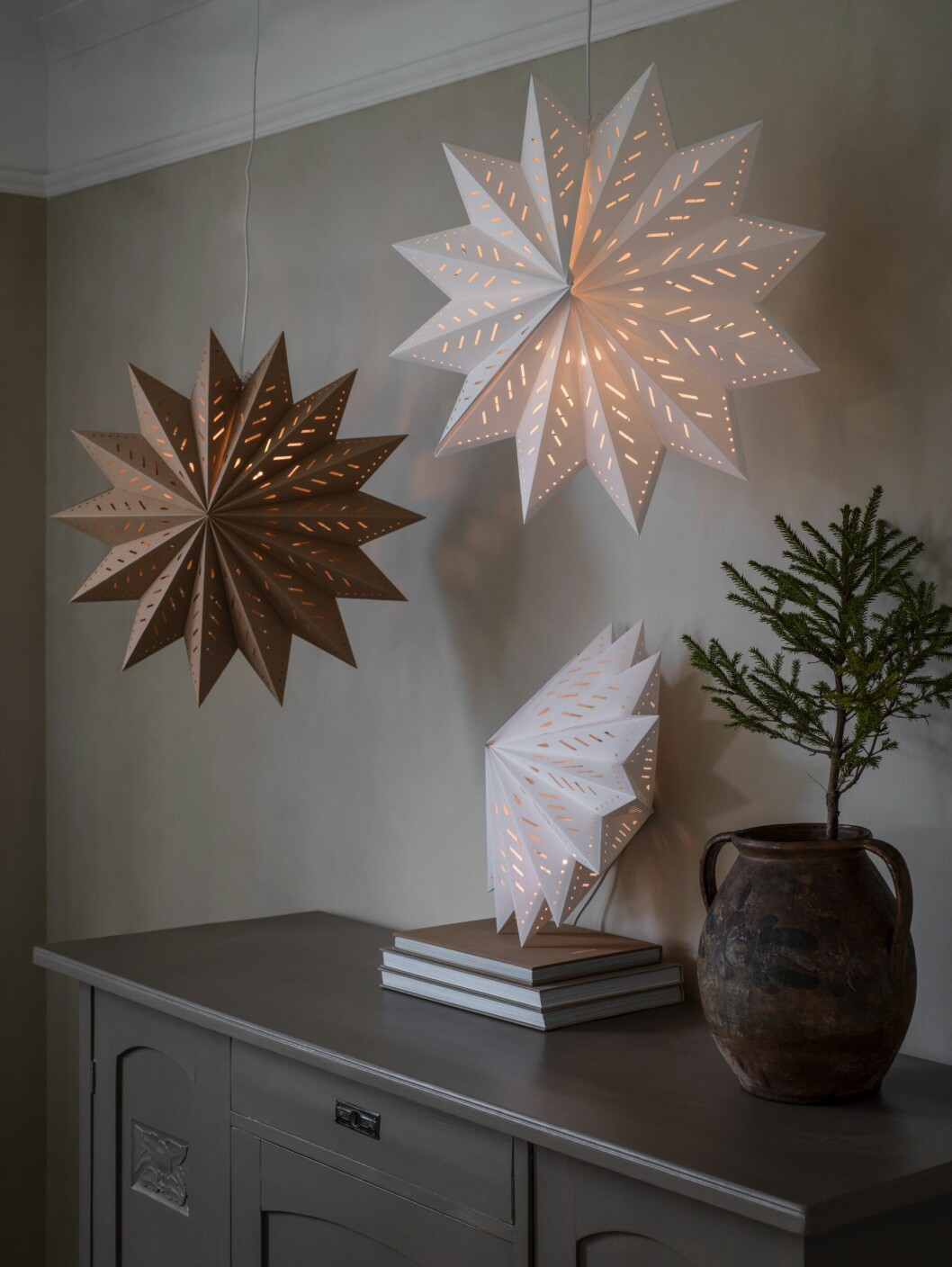 Adventsstjärnor går att hänga (eller varför inte bara ställa?) på många platser i bostaden. adventsstjärnor från PR Home