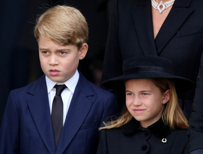 Prins Georg och prinsessan Charlotte på drottningen Elizabeths begravning