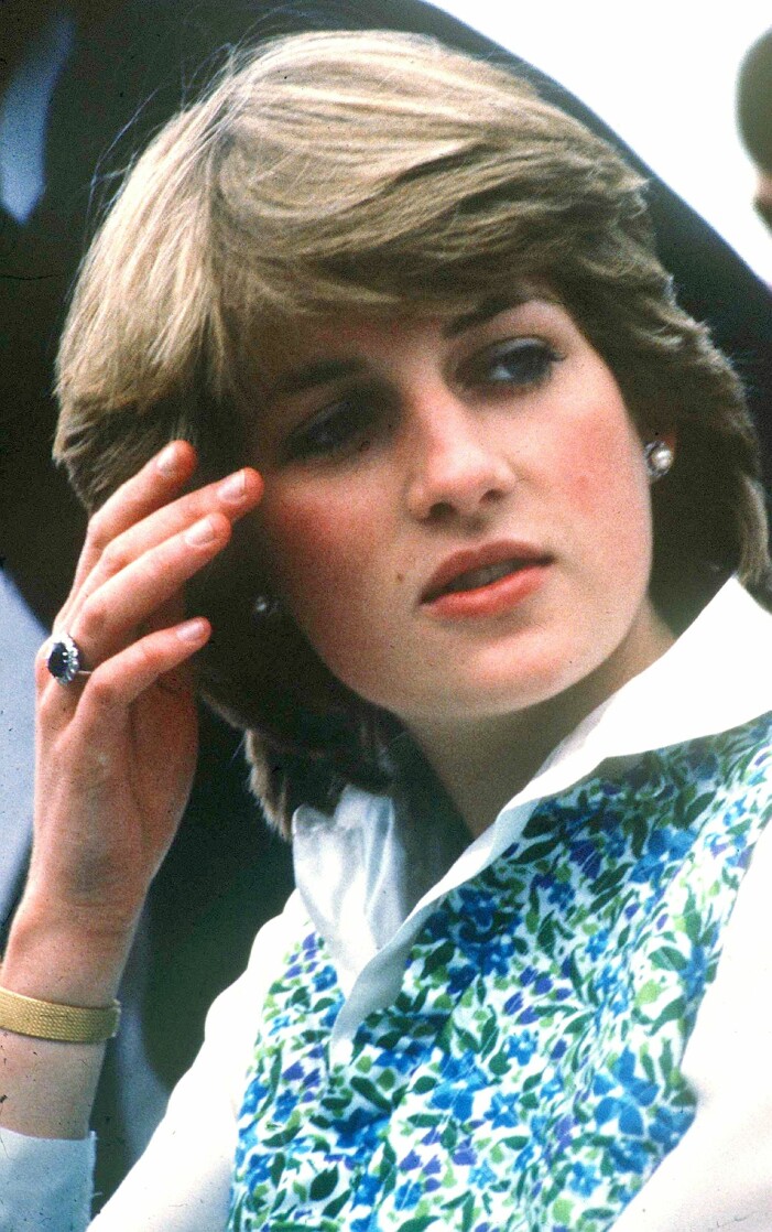 Prinsessan Diana med sin förlovningsring på fingret.
