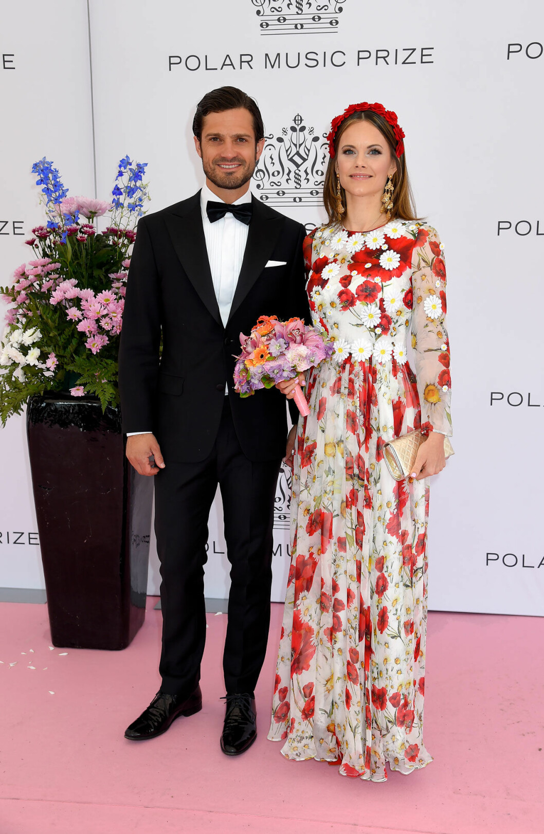 Prinsessan Sofia i klänning från Dolce & Gabbana och prins Carl Philip. Prinsessan Sofia och prins Carl Philip på rosa mattan på Polarpriset 2019