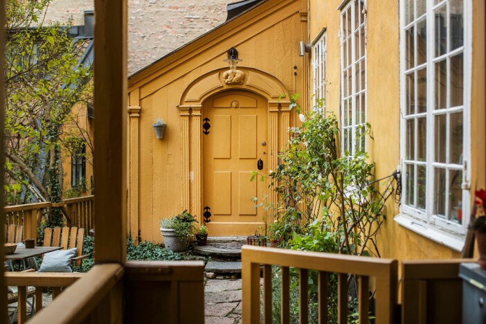 Den egna ingången från terrassen på innergården. privat ingång från innergården