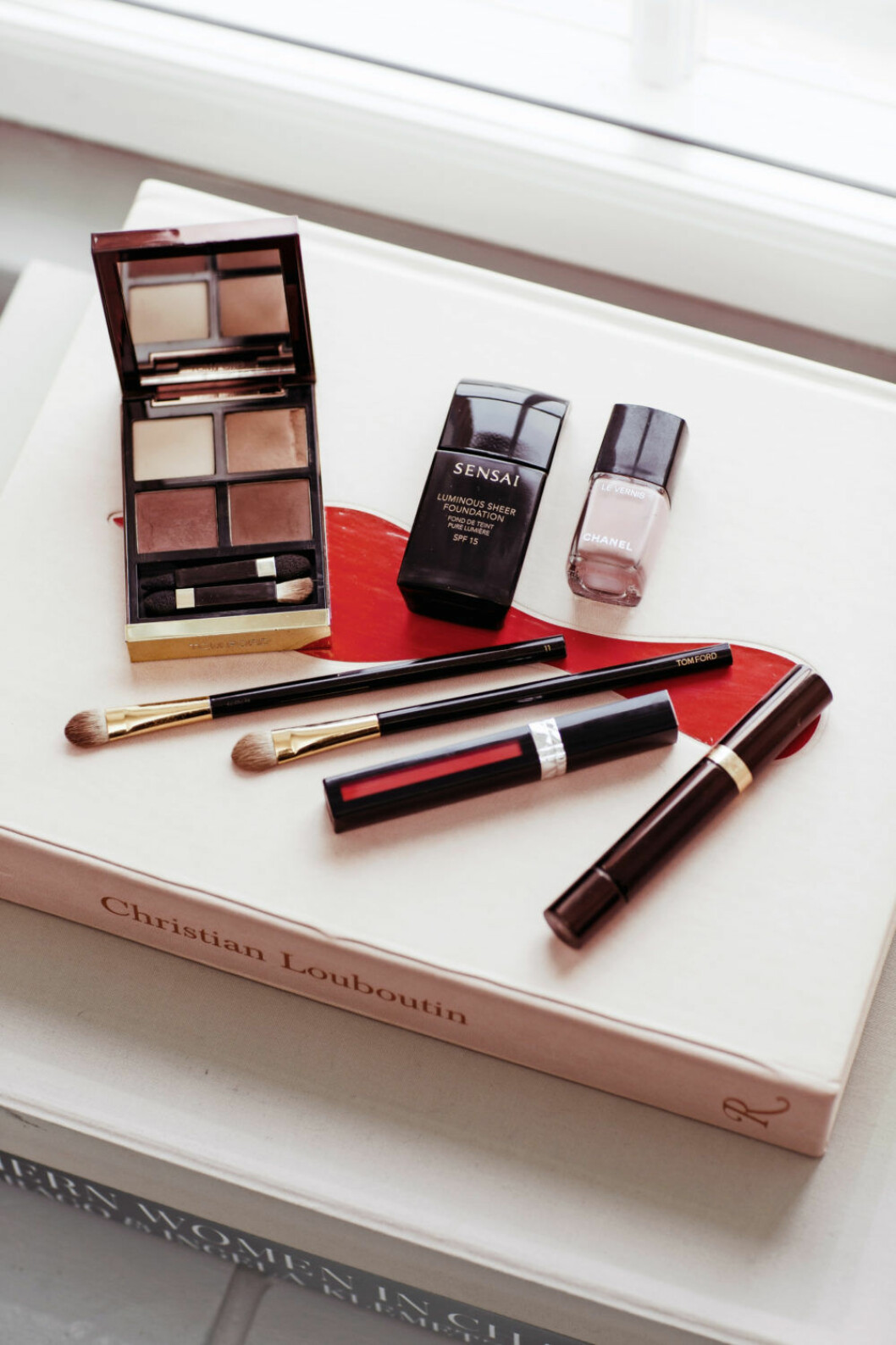 ”Några makeupfavoriter: Tom Fords ögonskuggor och penslar, bas från Sensai och läppfavorit från Dior.” Efva Attling använder Tom Ford, Dior och Sensai
