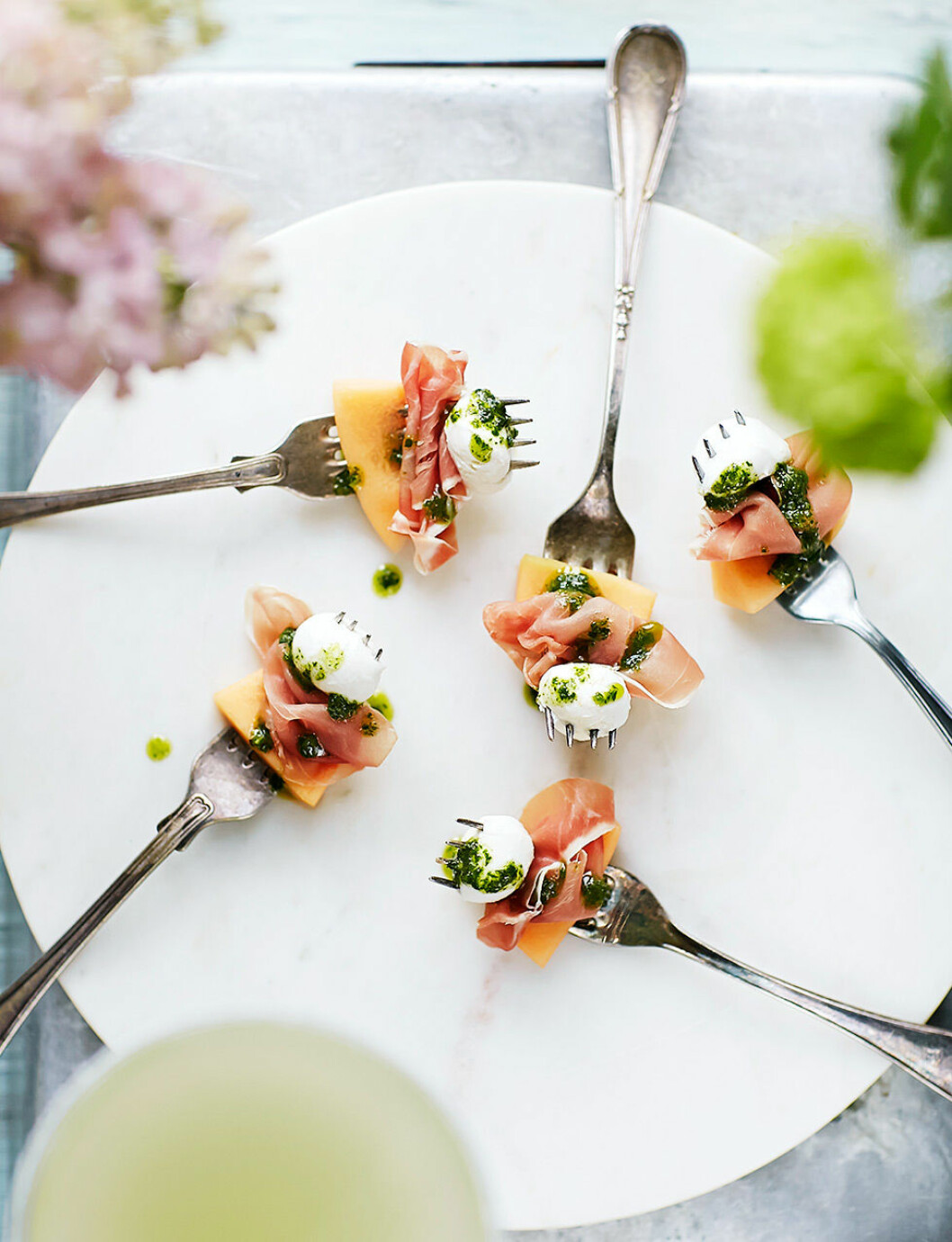 Gaffel med prosciutto, melon och minimozzarella.