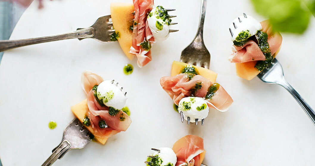 Tilltugg med prosciutto, melon och minimozzarella. Tilltugg med prosciutto, melon och minimozzarella.