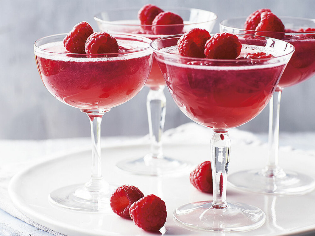 Via: <a href="http://www.thesun.co.uk/sol/homepage/fabulous/6922315/LOVE-AT-FIRST-BITE-Speedy-Valentines-Day-recipes.html" target="_blank" rel="noopener">The Sun</a> Raspberry Prosecco Bellini.