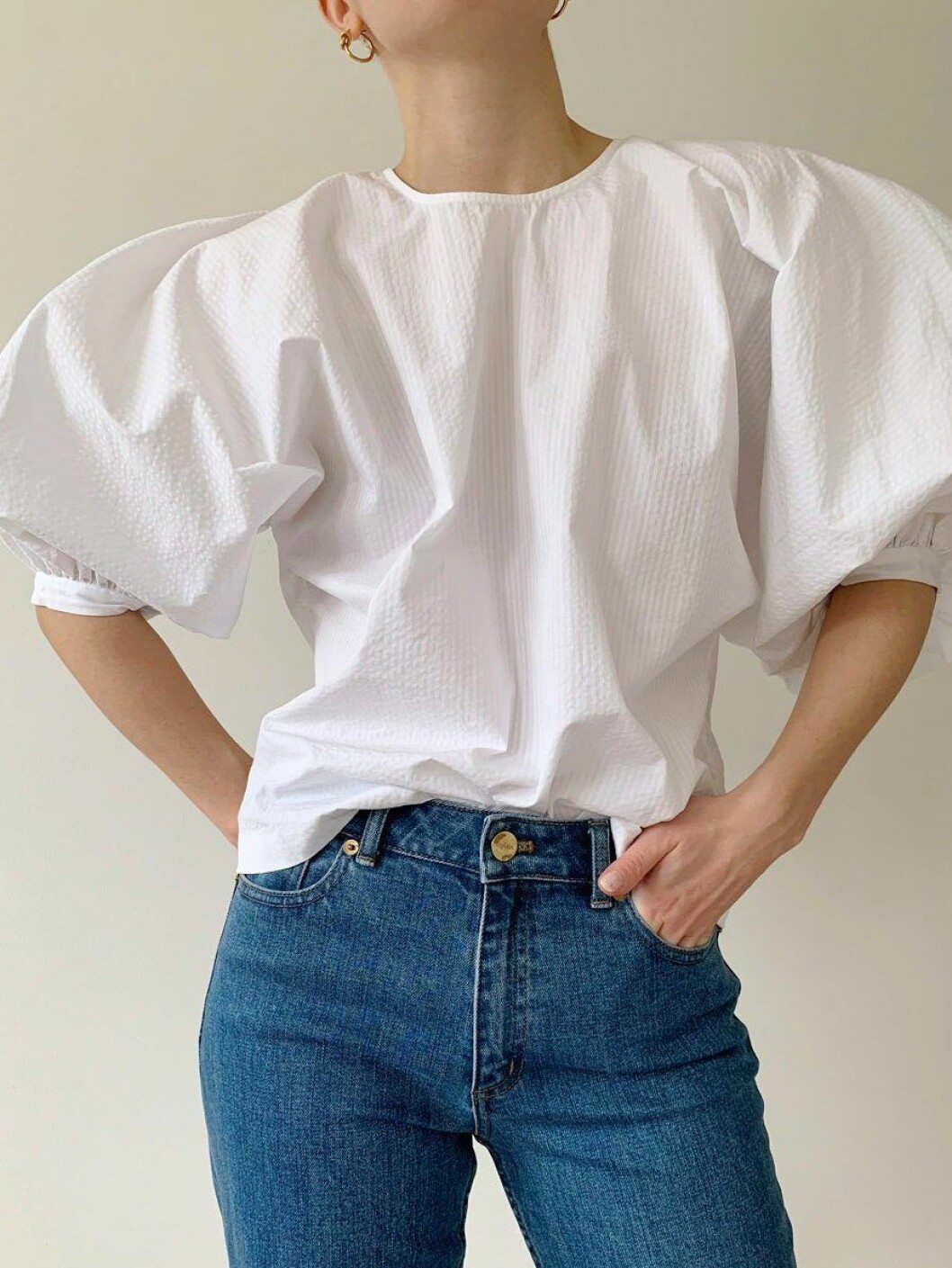 Vacker vit blus med voluminösa puffärmar från Stylein.