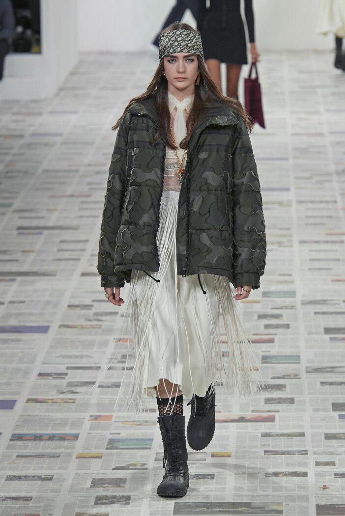 Gör som Dior och mixa feminint med maskulint. <a target="_blank" href="https://www.elle.se/mode/hostens-basta-kop-chunky-boots-hog-lag-modell-2020/4940912">Rejäla boots</a>, <a target="_blank" href="https://www.elle.se/mode/streetstyletrend—alla-bar-fransar-under-paris-fashion-week/5470335">fransar</a> och en avslappnad <a target="_blank" href="https://www.elle.se/mode/15-snygga-vardagsklanningar-att-bara-hela-vintern/7057772">klänning</a> eller kjol fixar stilen tillsammans med den fluffiga pufferjackan. Pufferjacka Dior AW20