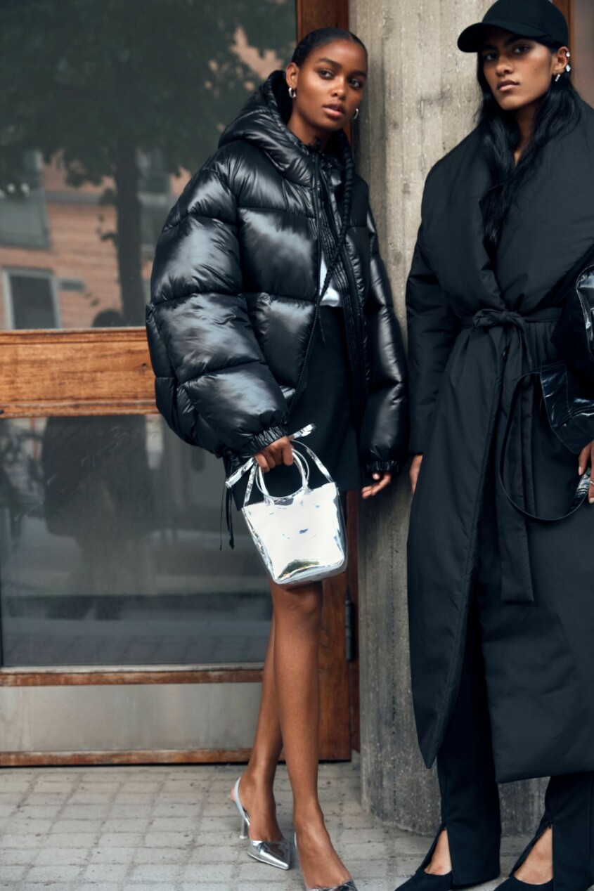 H&M har fått in många snygga nyheter när det kommer till vinterjackor och i skrivande stund har de 20 procent rabatt på allt för medlemmar. Den långa vadderade pufferkappan på bilden <a target="_blank" rel="nofollow" href="https://track.adtraction.com/t/t?a=1268004454&as=1212076637&t=2&tk=1&epi=vinterjacka-rea-hm-pufferkappa&url=https://www2.hm.com/sv_se/productpage.1068799001.html">hittar du här</a> och den korta <a target="_blank" rel="nofollow" href="https://track.adtraction.com/t/t?a=1268004454&as=1212076637&t=2&tk=1&epi=vinterjacka-rea-hm-puffer&url=https://www2.hm.com/sv_se/productpage.1009247009.html">finns här</a>. pufferjacka och pufferkappa från H&M