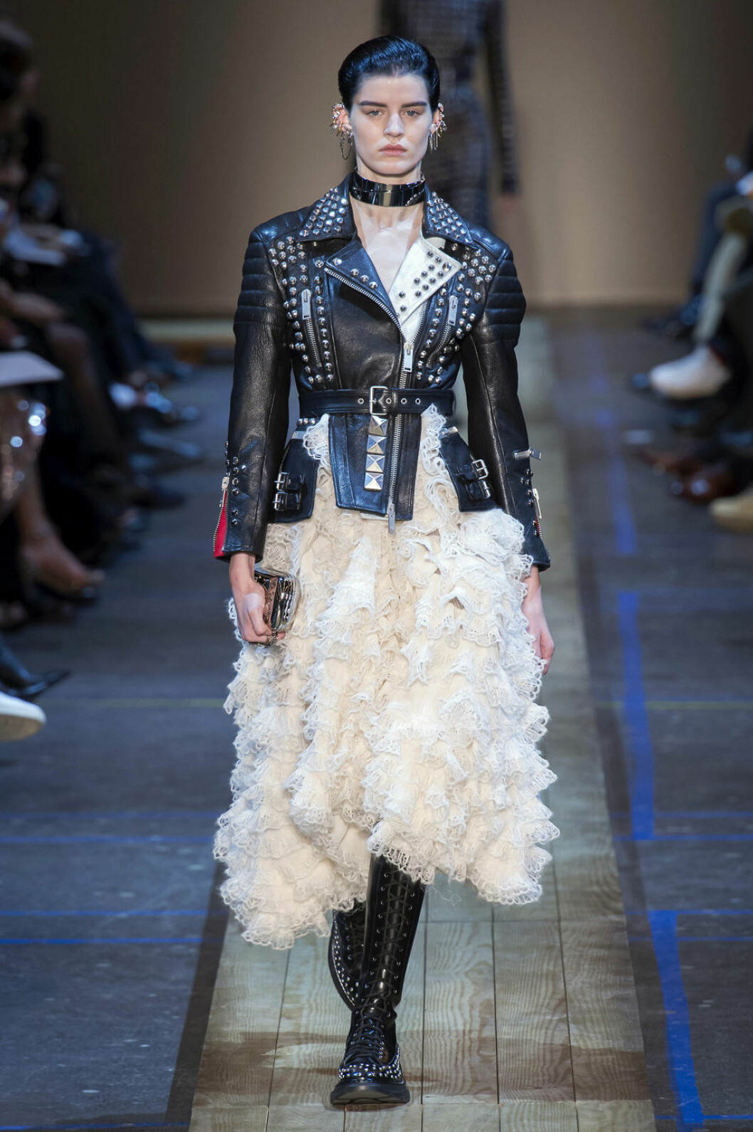 Läderjacka med nitar på Alexander McQueen