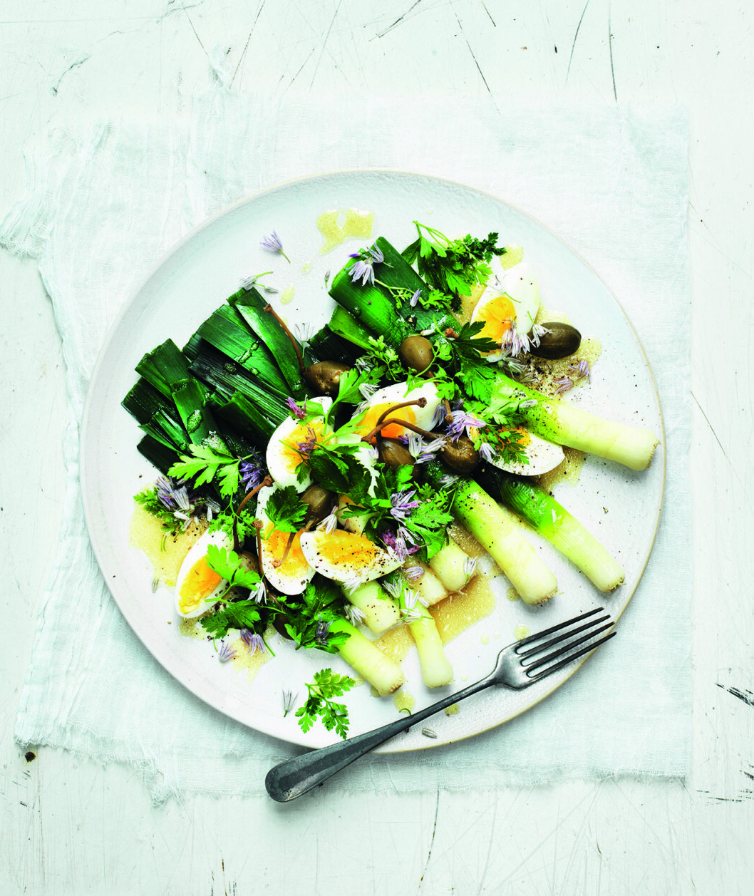 Elegant purjolökssallad med ägg och kapris. recept purjolökssallad