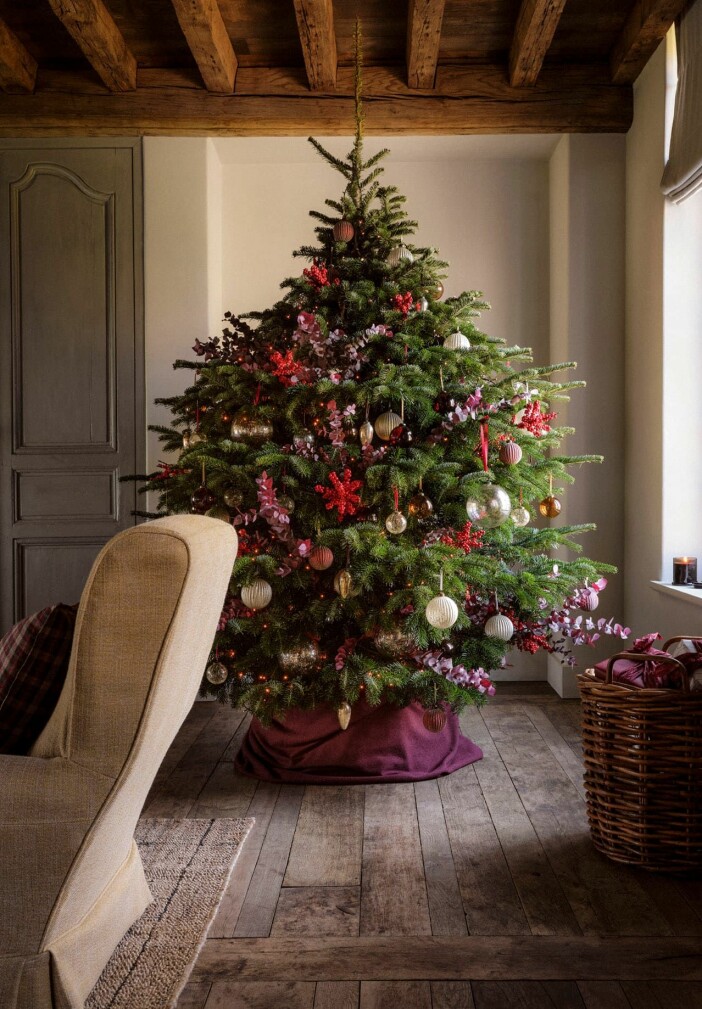 pynta julgranen med tema – här i rosa och rött