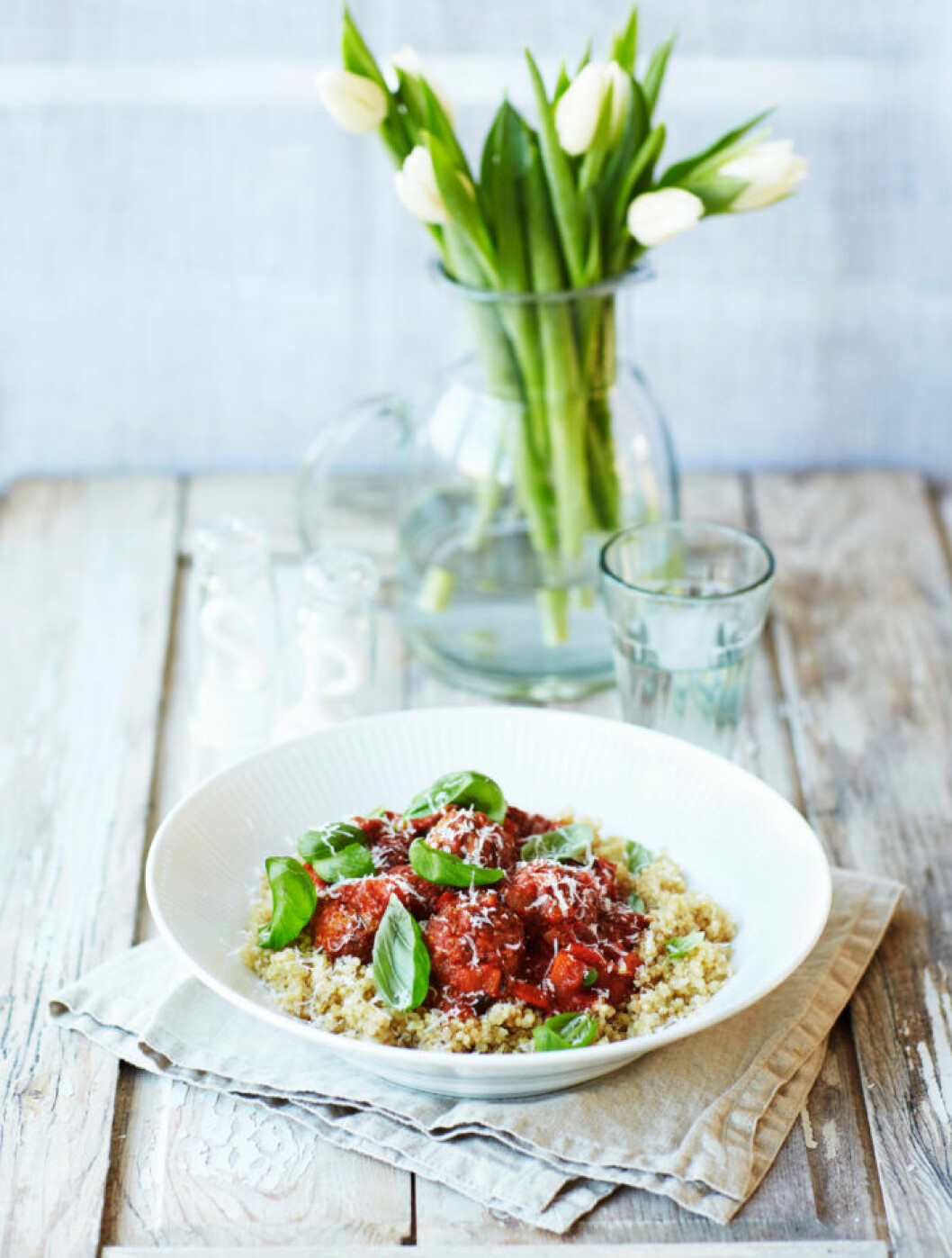 Quinoa med köttbullar i kryddig tomatsås. Quinoa med köttbullar i kryddig tomatsås