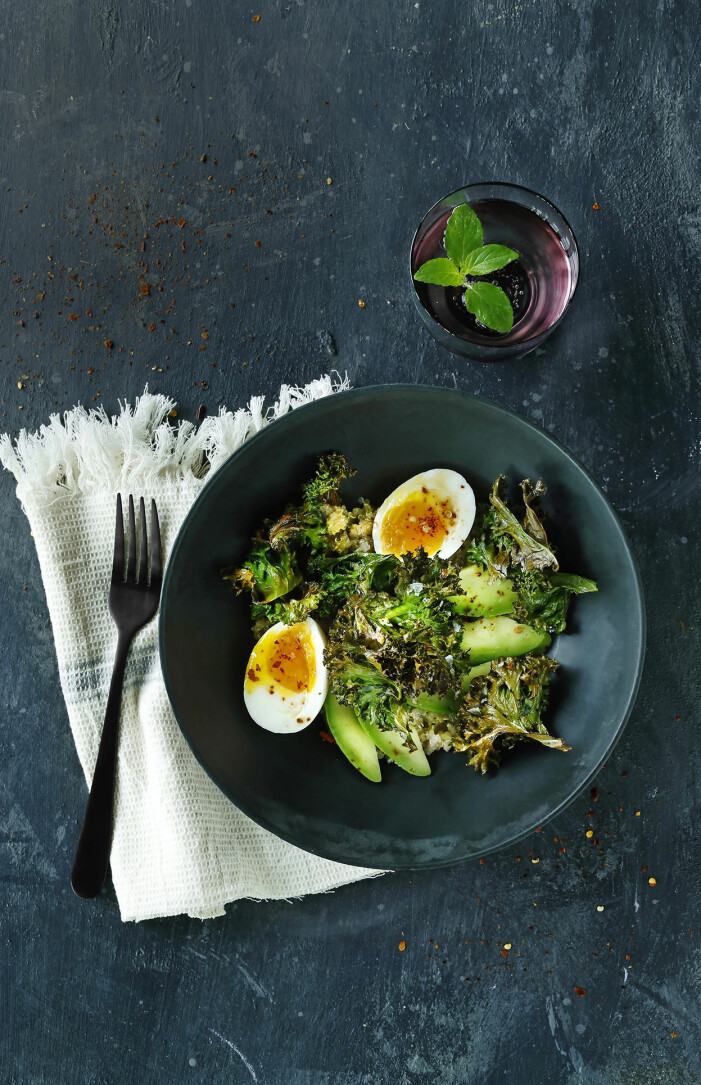 Recept på quinoa med sojapicklade ägg, avokado och grönkålschips