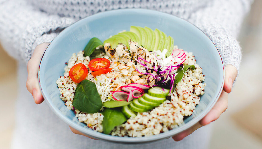 Nyttig bowl med quinoa, kyckling och avokado.