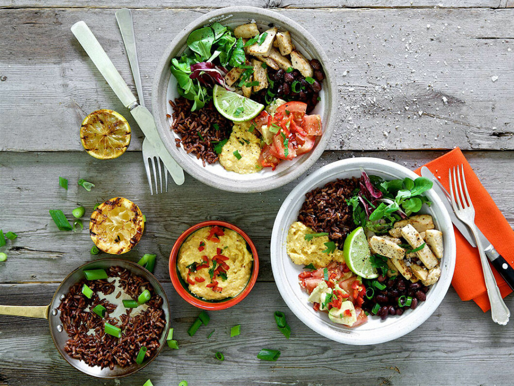 Quorn Bowl med rött ris och majsdipp.