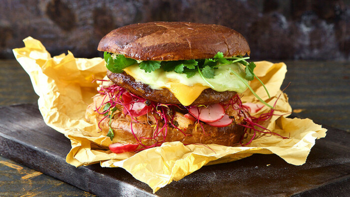 Recept på vegetarisk umamiburgare med kimchi och majonnäs