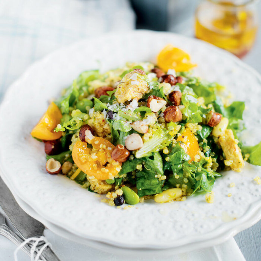 Quinoa- och quornsallad med bönor och nötter. Quinoa- och quornsallad med bönor och nötter.