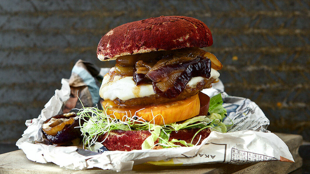 Vegetarisk triple-cheese-burgare med karamelliserad lök. Vegetarisk triple-cheese-burgare med karamelliserad lök.