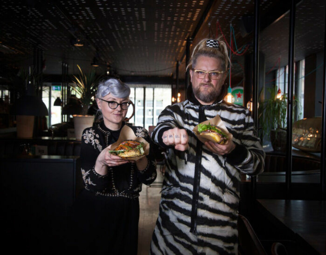 Bea Szenfeld och Patrik Arve med sina veganska och klimatsmarta burgare. Bea Szenfeld och Patrik Arve med sina veganska och klimatsmarta burgare.