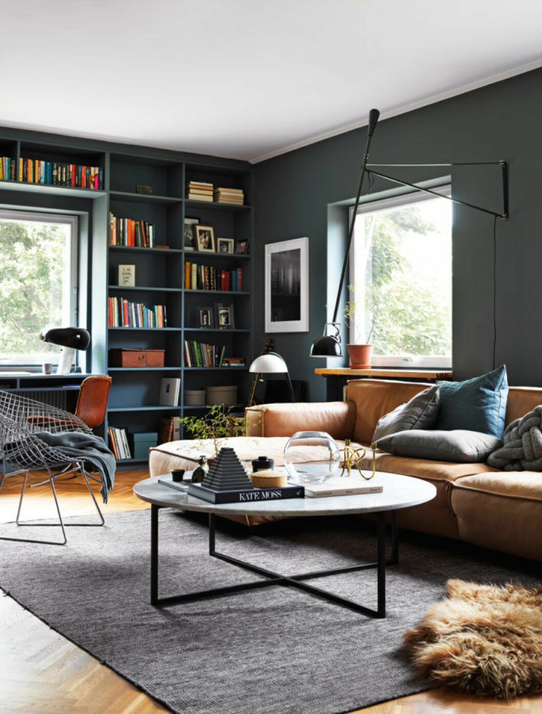 Av: Pella Hedeby Text: Sophia Genitz Foto: Ragnar Ómarsson Syns i: <a href="https://www.elle.se/decoration/trendsaker-villa-pa-lidingo-full-av-magisk-belysning/">Kika in i inredningsfotografens trendsäkra villa</a>. Platsbyggd bokhylla, brun skinnsoffa, runt marmorbord