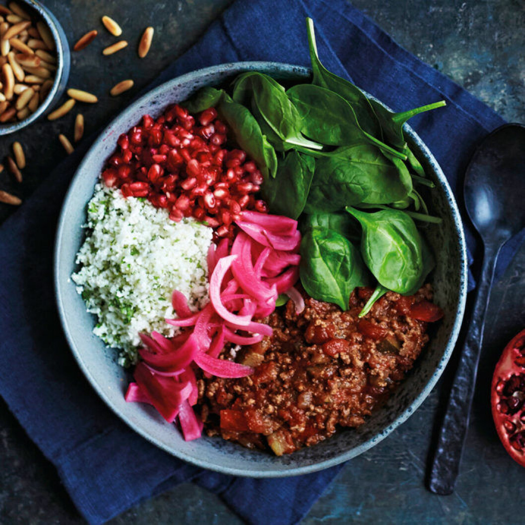 Rainbow bowl med köttgryta, blomkålsris och picklad lök. Rainbow bowl med köttgryta, blomkålsris och picklad lök.