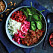 Rainbow bowl med köttgryta, blomkålsris och picklad lök.