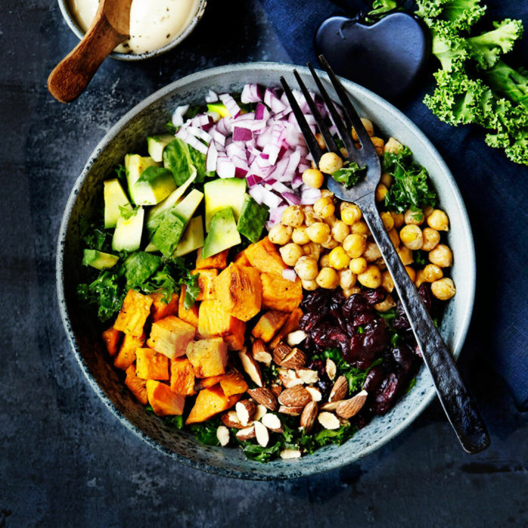 Rainbow bowl med kikärtor, sötpotatis och grönkål. Rainbow bowl med kikärtor, sötpotatis och grönkål.