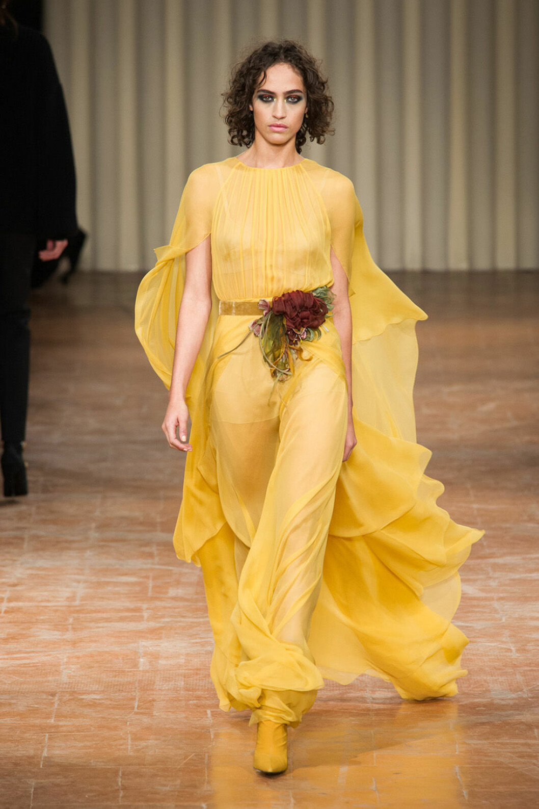 Gul klänning från Alberta Ferretti.