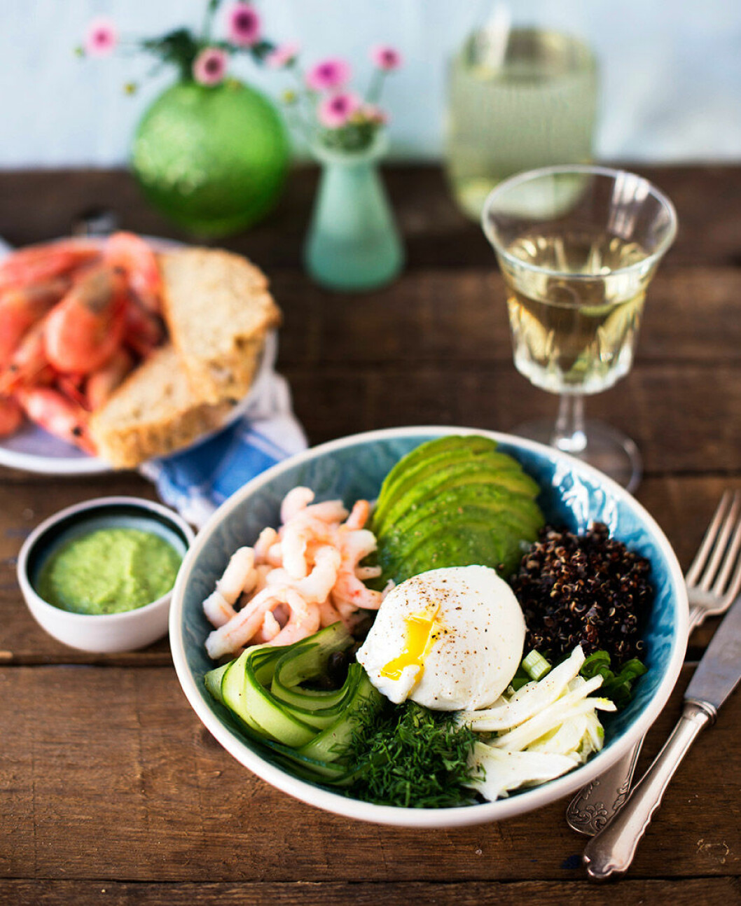 Räksallad med avokado, quinoa och pocherat ägg. Räksallad med avokado, quinoa och pocherat ägg.