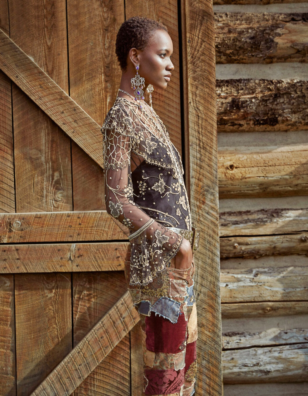 Modellen Herieth Paul i en tyllblus och mässings– och kristallörhängen från Ralph Lauren Collection. Herieth Paul i tyll och vackra smycken från Ralph Lauren Collection