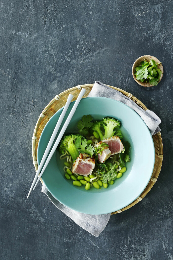 Bjud på ramen med edamame och halstrad tonfisk
