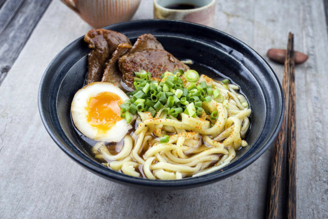 Udonnudlar med biff och ägg. Foto: Shutterstock Udonnudlar med biff och ägg. Foto: Shutterstock