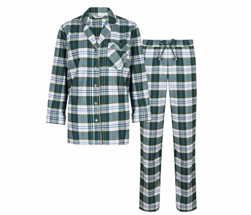 Denna pyjamas, med ett klassiskt rutigt mönster, är gjord i 100 % viskos och passar lika bra under kyliga vinternätter som kvällar framför en julfilm. pyjamas rutig skjorta twilfit julklapp