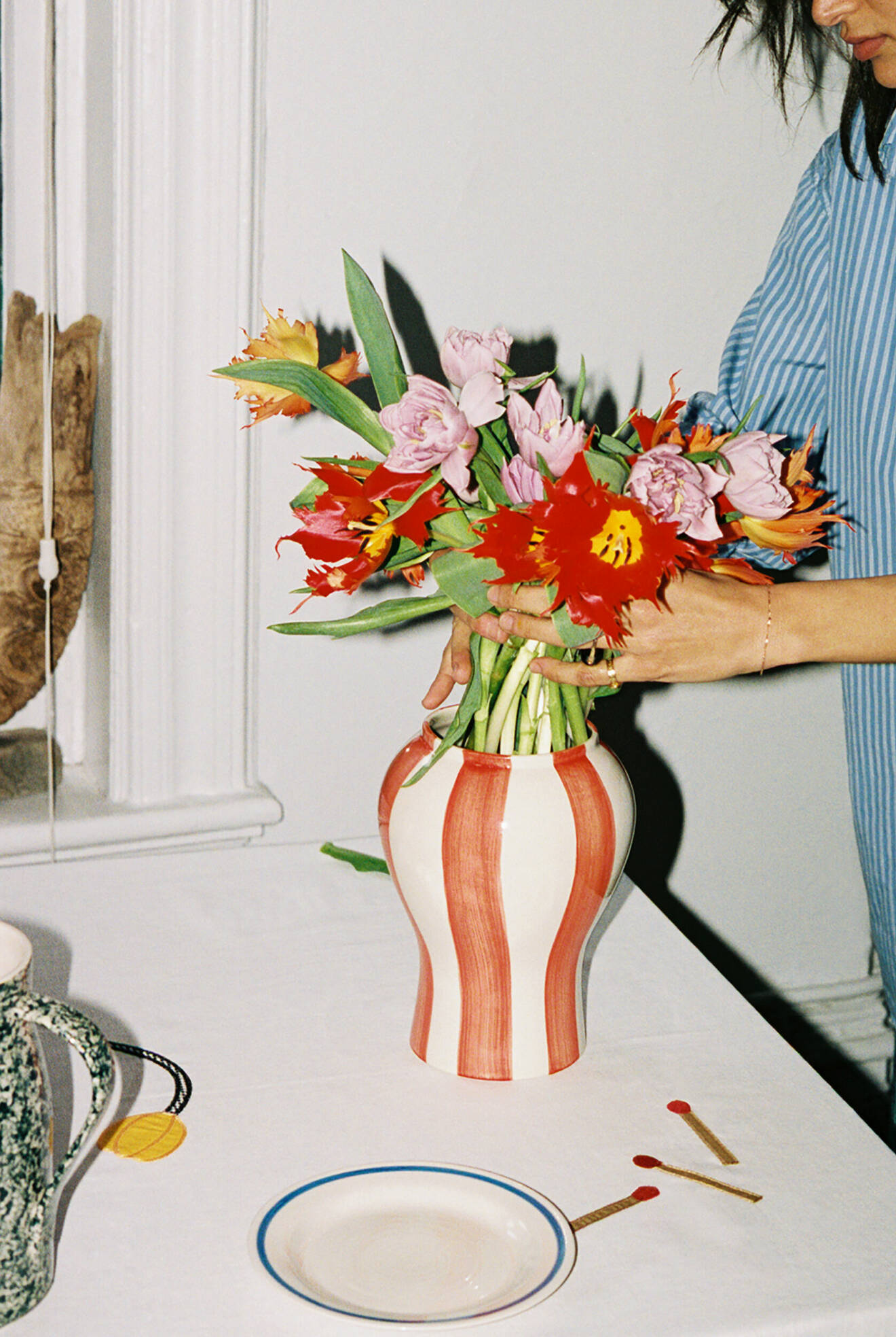 Randig vas från Hay med blombukett