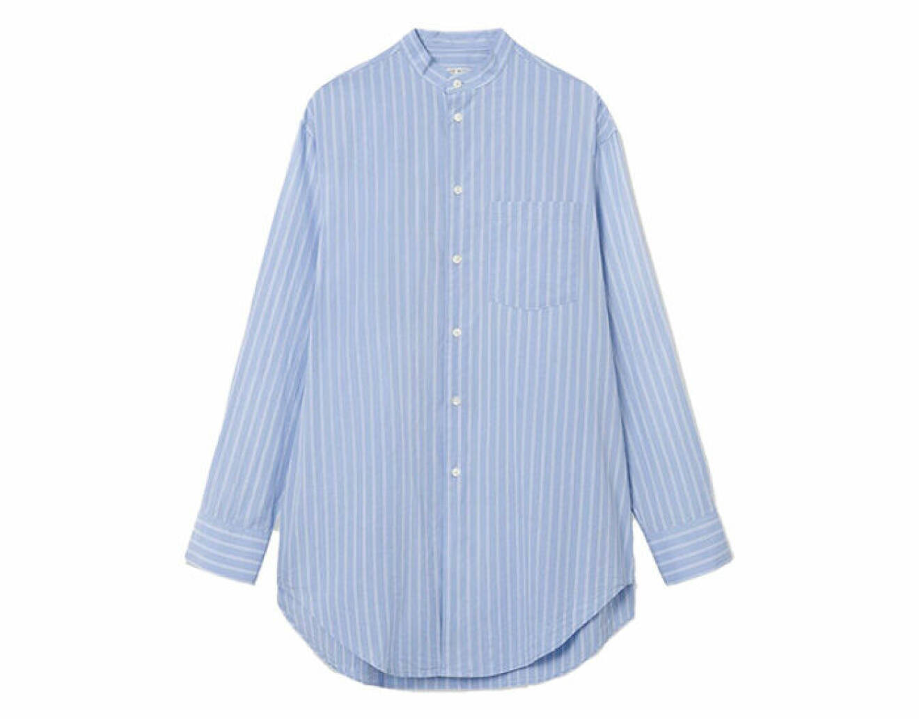 ljusblå skjorta med vita ränder gjord i bomull och utrustad med bröstficka från Wood Wood