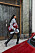 Fotomodellen har på sig en jeansjacka från Isabel Marant, vit skjorta, röd väska och boots från Bottega Veneta.
