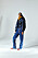 Modellen bär en blå vindjacka från Lundhags med en gul skinnjacka från Saks Potts under, samt jeans från Jade Cropper.