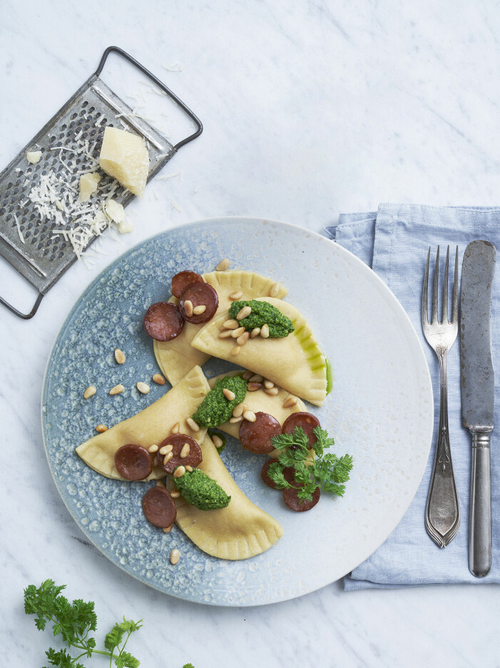 Bjud på ravioli mezzaluna med chorizo och sötpotatis