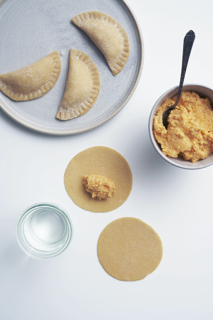 Ravioli mezzaluna, steg 5.
