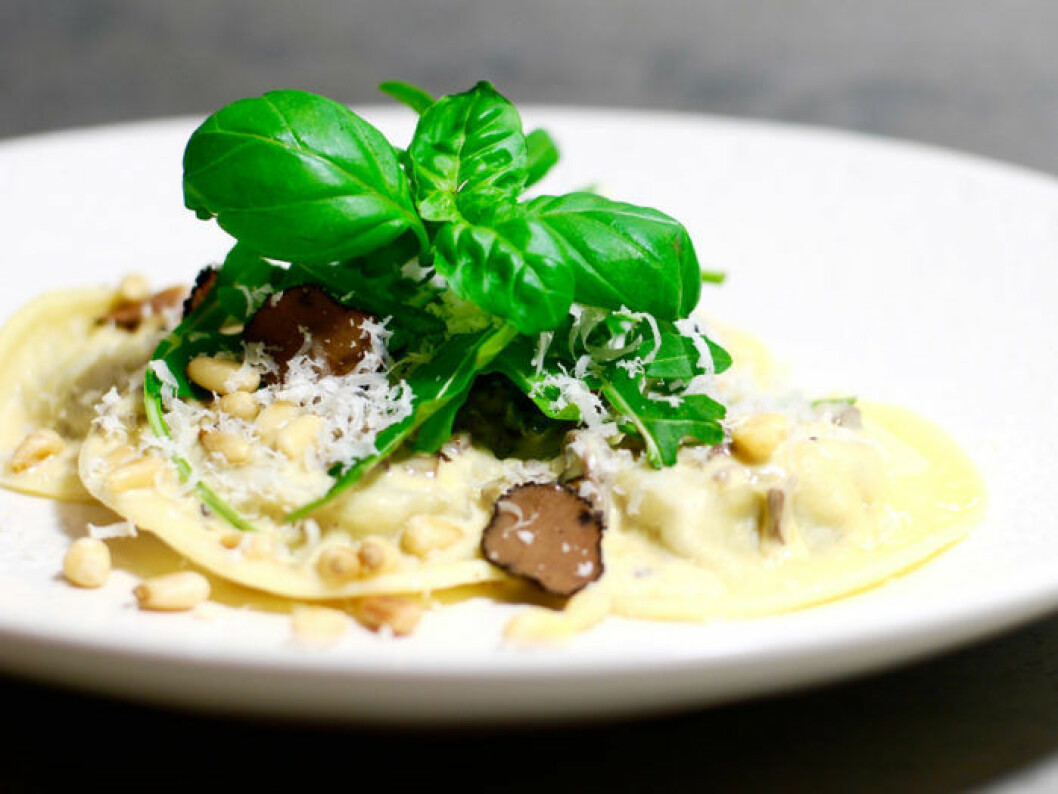 Hemgjord ravioli med svamp & svart tryffel. Hemgjord ravioli med svamp & svart tryffel.