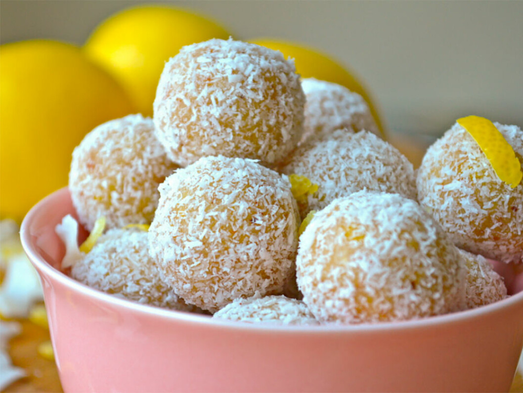 <em>Via: <a href="http://www.leanlivinggirl.com/lemon-and-coconut-balls/" target="_blank" rel="noopener">Leanlivinggirl</a></em> Raw food-bollar med smak av citron och kokos