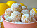 Raw food-bollar med smak av citron och kokos