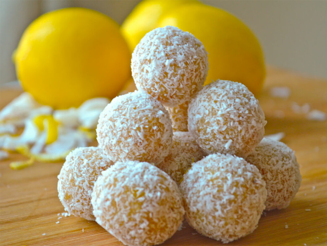 <em>Via: <a href="http://www.leanlivinggirl.com/lemon-and-coconut-balls/" target="_blank" rel="noopener">Leanlivinggirl</a></em> Raw food-bollarna är lätta att göra och goda