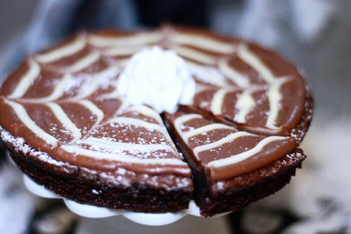 Recept på Halloween-kladdkaka med spindelnätsganache