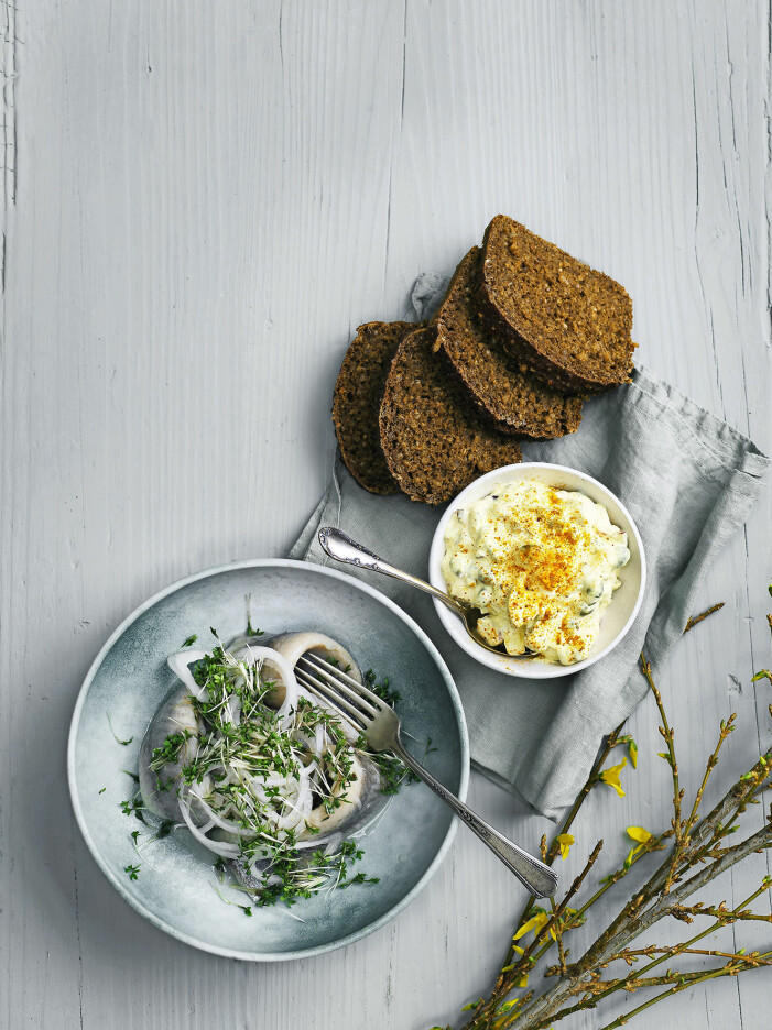 Recept på inlagd sill med krämig äppelröra