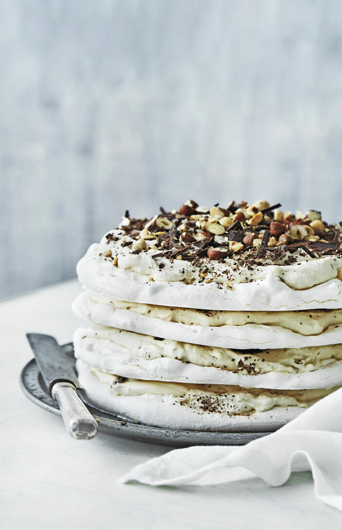 Recept på marängtårta med kaffekräm och choklad