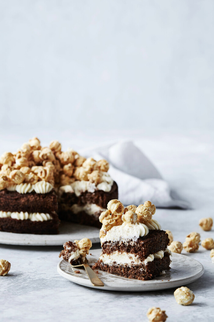 Recept på morotskaka med vaniljfrosting och karamellpopcorn