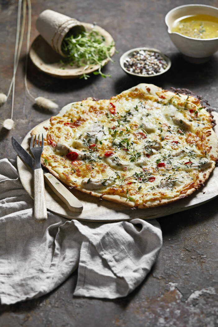 Recept på pizza bianca med kyckling och chili